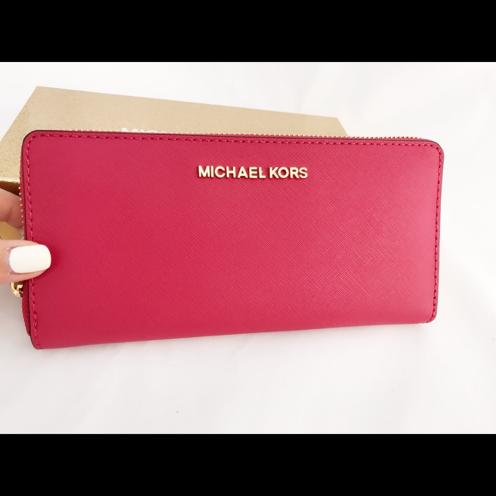 Michael Kors Jet Set Travel Zip Leather Wallet